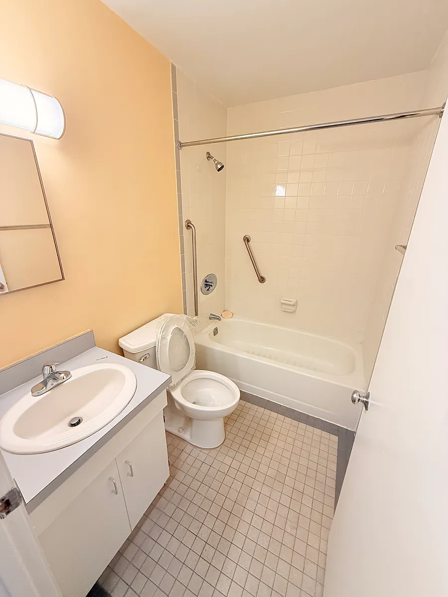 Building Photo - 6 University Rd #408A
