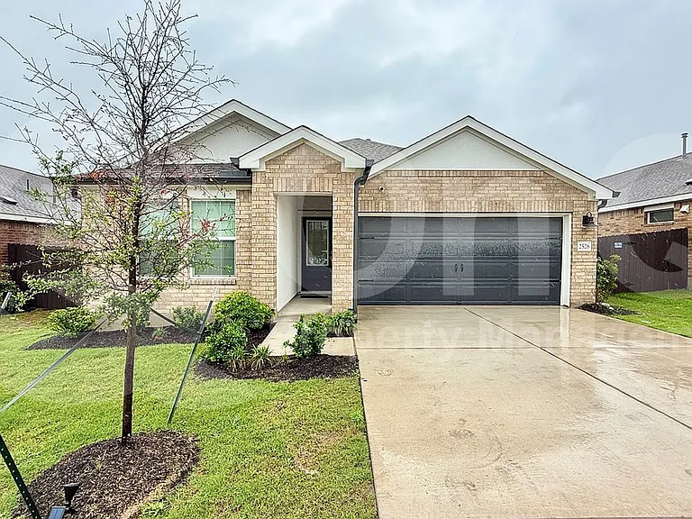 2528 Four Waters Loop — Photo 2