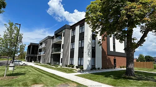 140 Main St E Photo 1