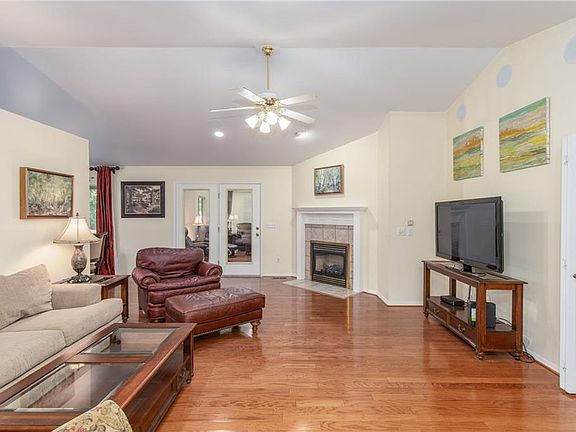 4th image of 13 Farnham Dr