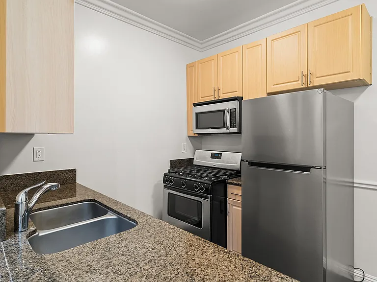 6128 Wilshire Blvd — Photo 11