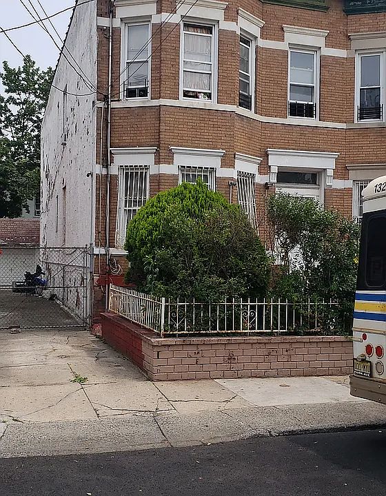 1st image of 125 E 42nd St