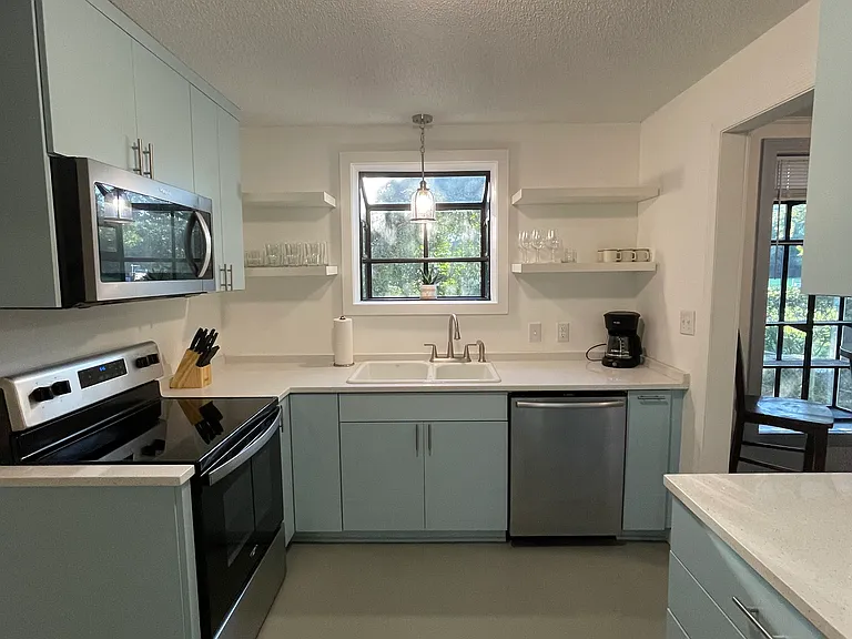 2107 Saint James Dr — Photo 5