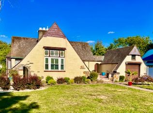 305 S Walnut St, Carmi, IL 62821