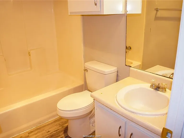 2400 Blanco Dr #D — Photo 10