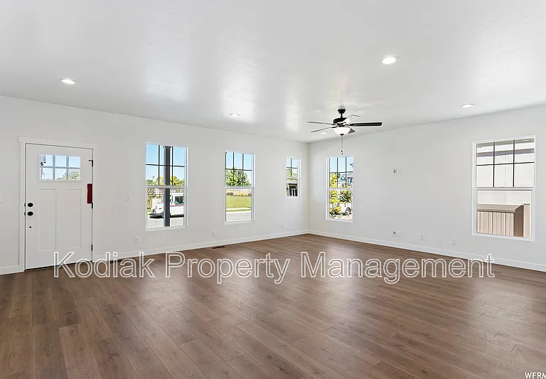 991 W Shoreline Dr — Photo 9