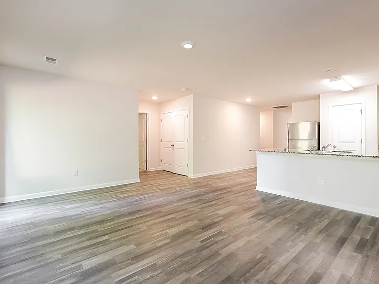 161 Queens Cir — Photo 4