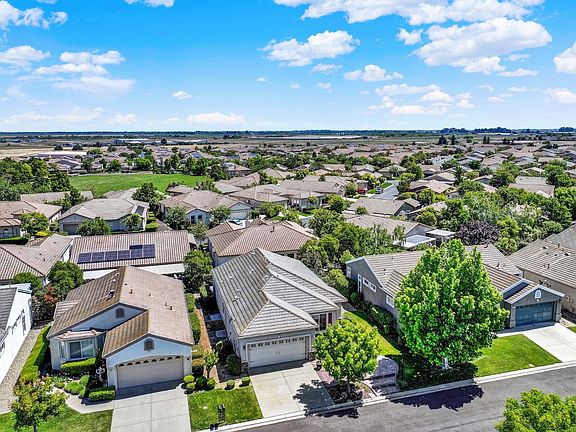 5th image of 390 Edgewood Drive