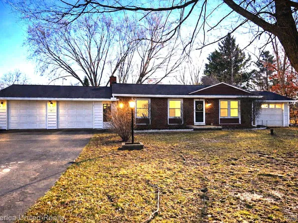 11043 Hamburg Rd, Whitmore Lake, MI 48189