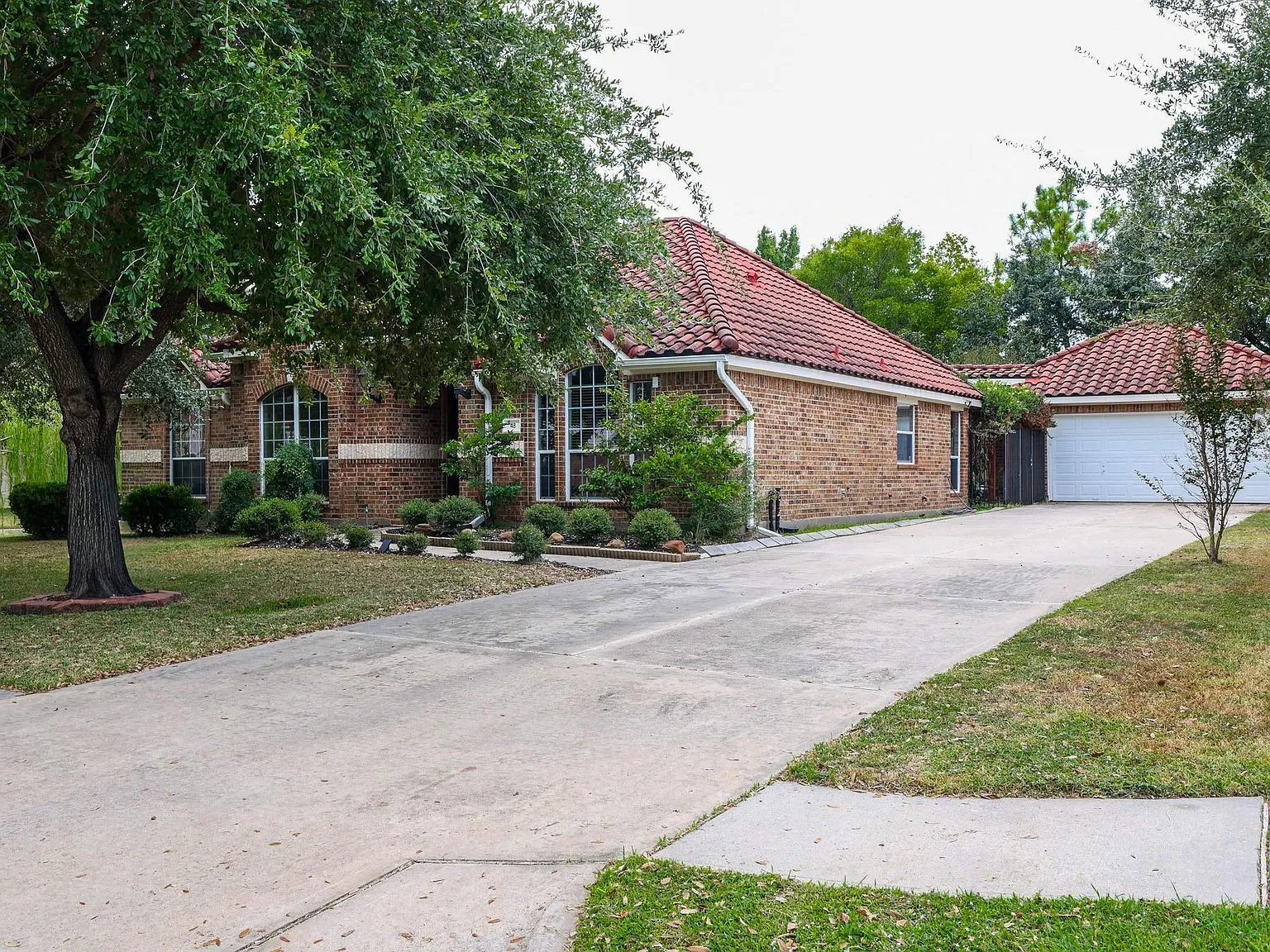 3 bed, 2.0 bath, 2425 sqft, $2,500 — Photo 1