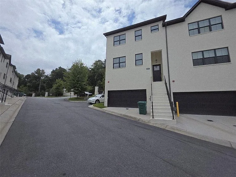 8020 Linfield Way — Photo 11