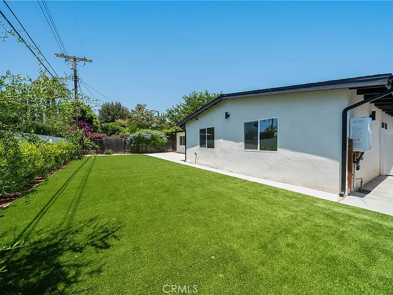 22928 Leadwell St — Photo 27