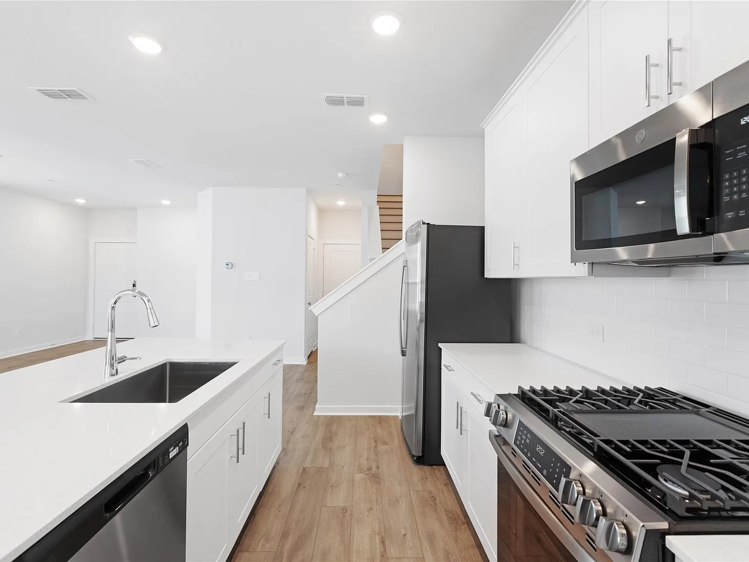 4 bed, 2.5 bath, 1938 sqft, $2,945 — Photo 4