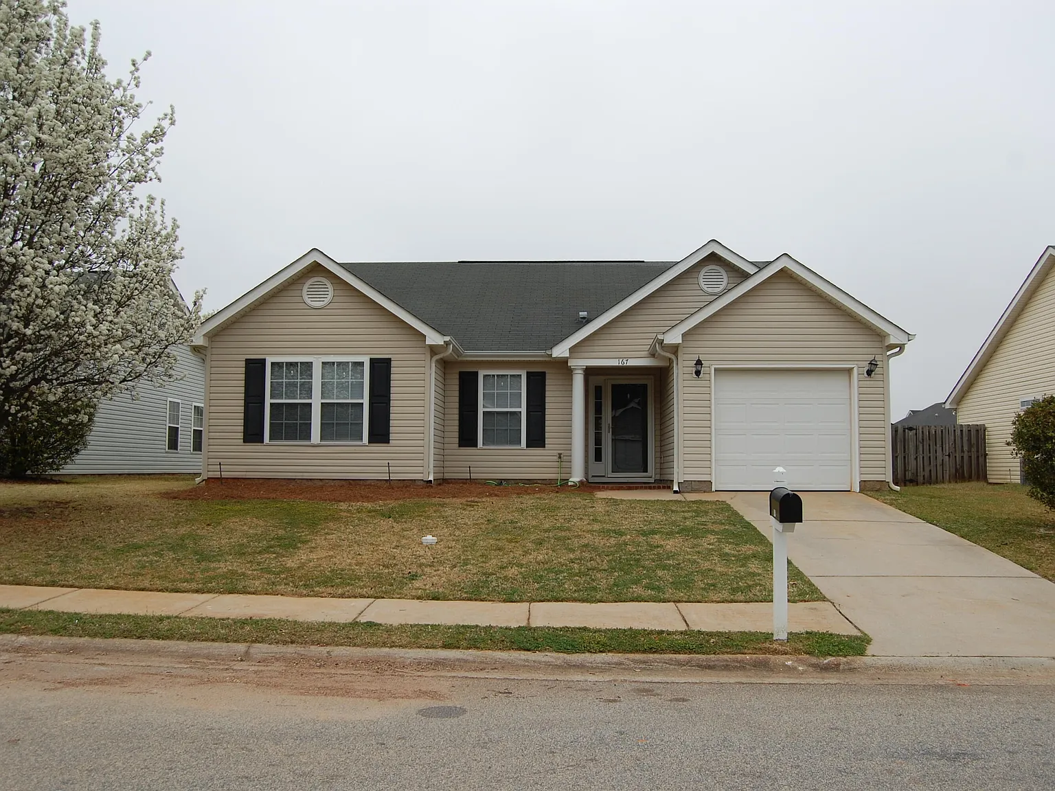 3 bed, 2.0 bath, 1467 sqft, $1,600 — Photo 1