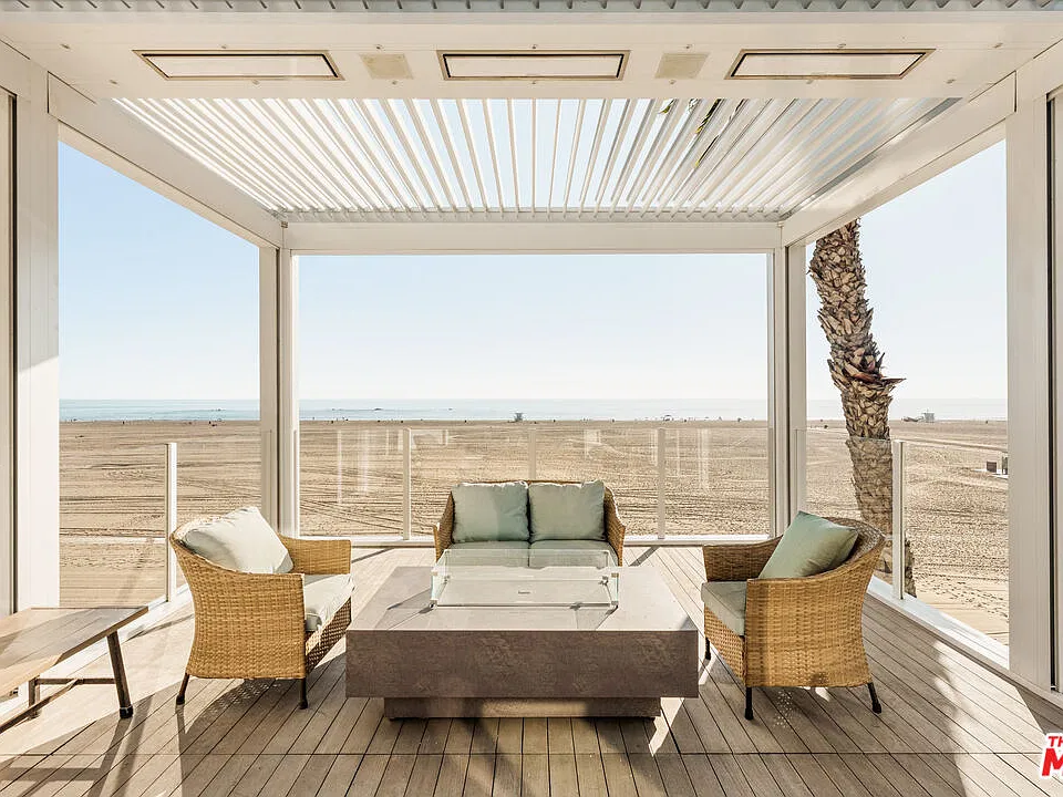 1267 Palisades Beach Rd