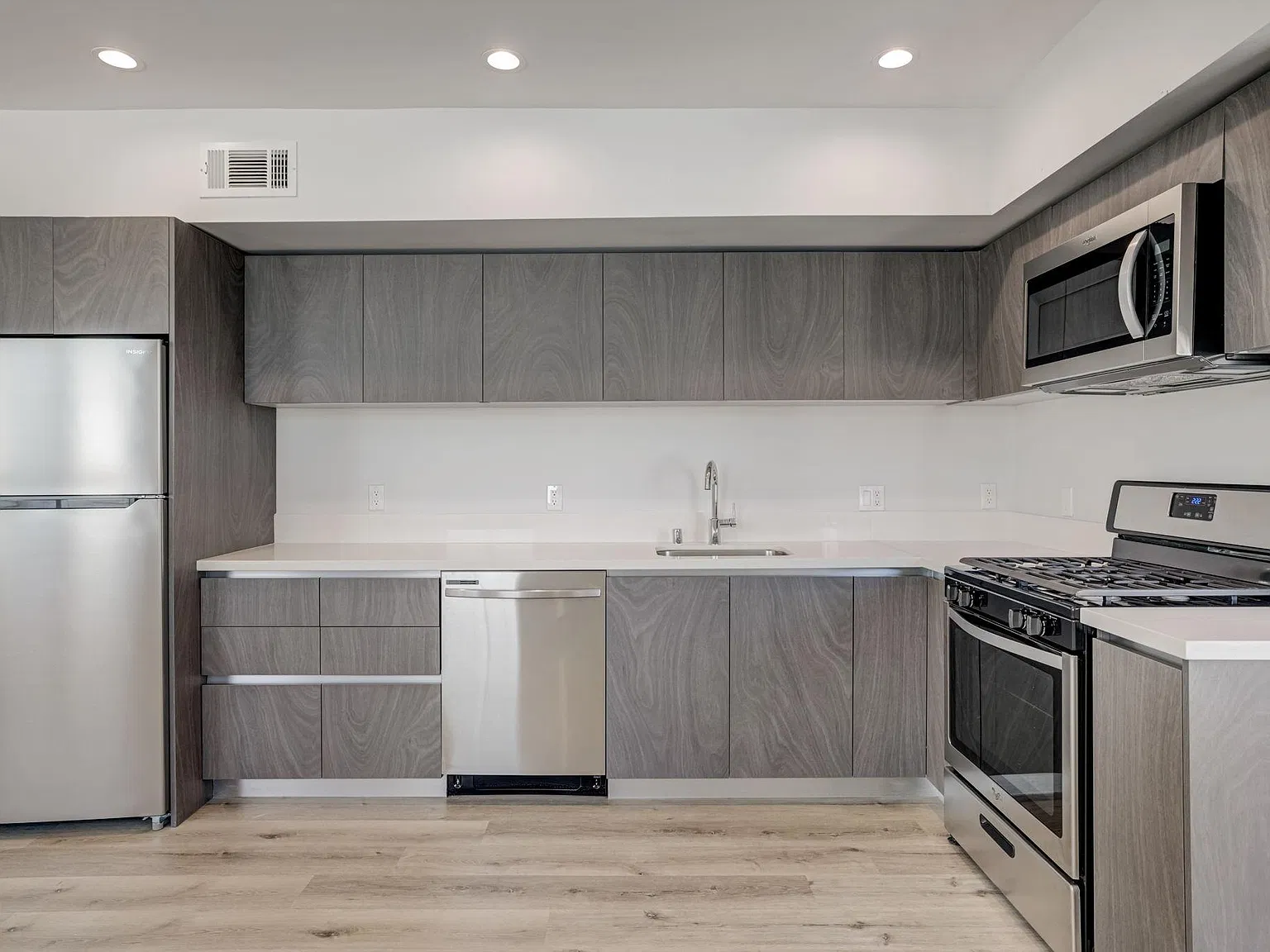 5068 Romaine St — Photo 4