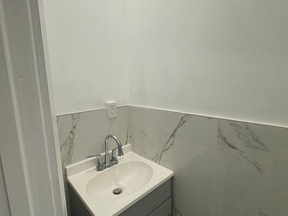 4th image of 56 Atlantic St Floor 1