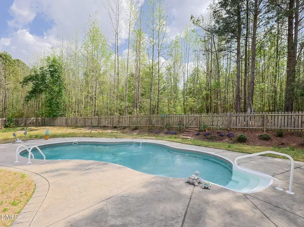 832 Logan Meadow Ct, Fuquay Varina, NC 27526