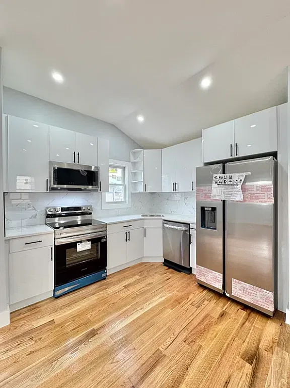 3 bed, 1000 sqft, $3,753 — Photo 1