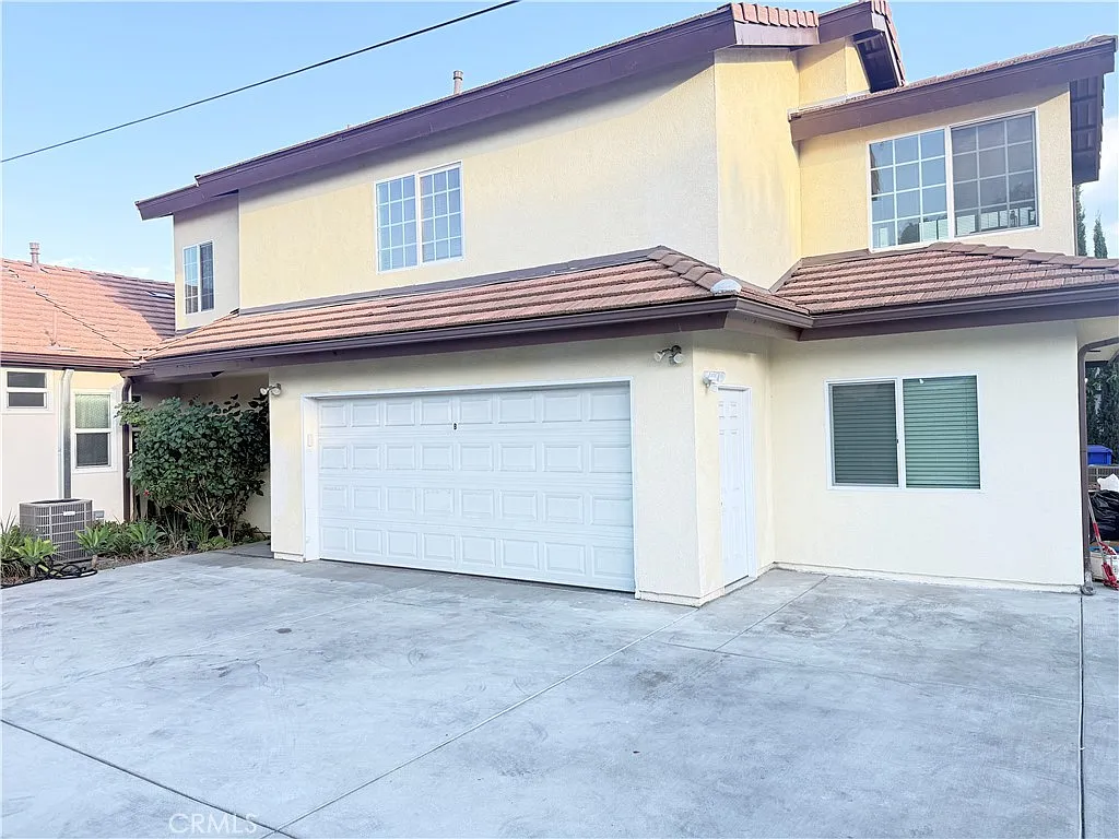 3 bed, 2.5 bath, 1400 sqft, $3,800 — Photo 2