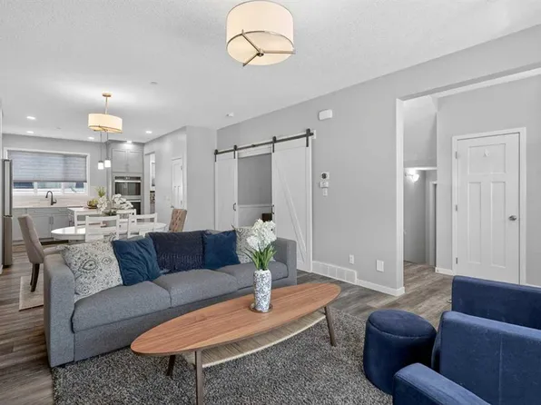 31 E Lucas Blvd NW, Calgary, AB T3P 1H8