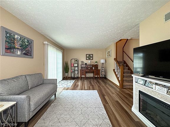 4th image of 814 Kentwood Dr Unit 3