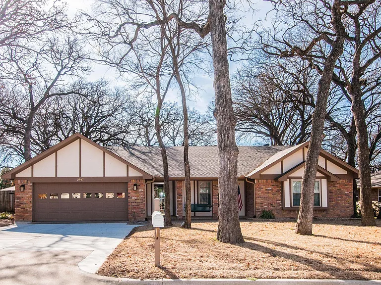 2947 Southridge Dr — Photo 1