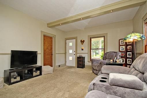 4th image of 215 E Oak Grove Ave