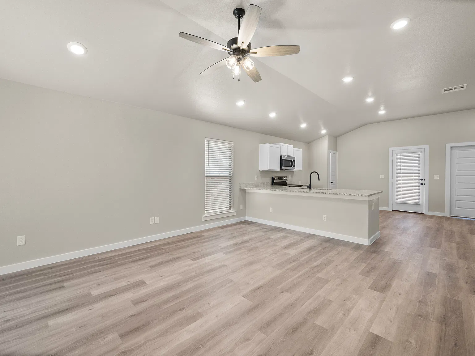 3 bed, 1350 sqft, $1,700 — Photo 4