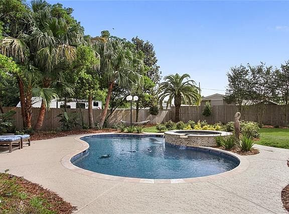 4th image of 113 Oak Manor Ln