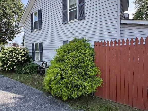 4th image of 90 Fairview St