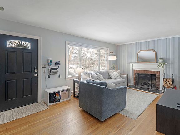 4th image of 1319 Riverdale Dr