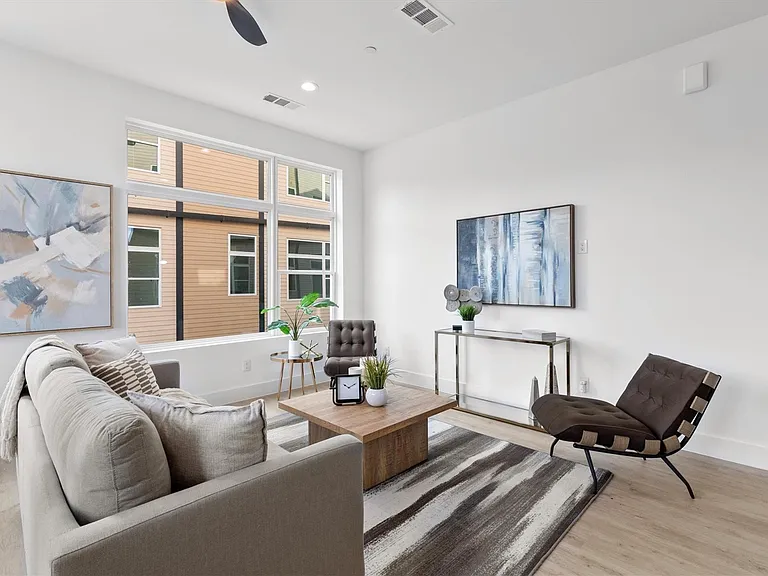 723 W 10th St #101 — Photo 14