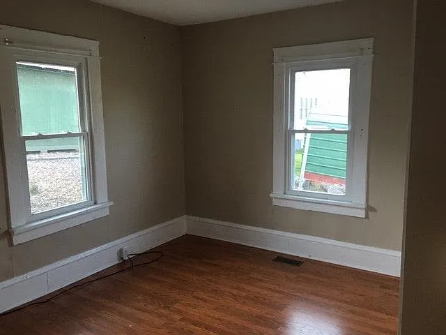 105 Hillcrest Dr — Photo 2