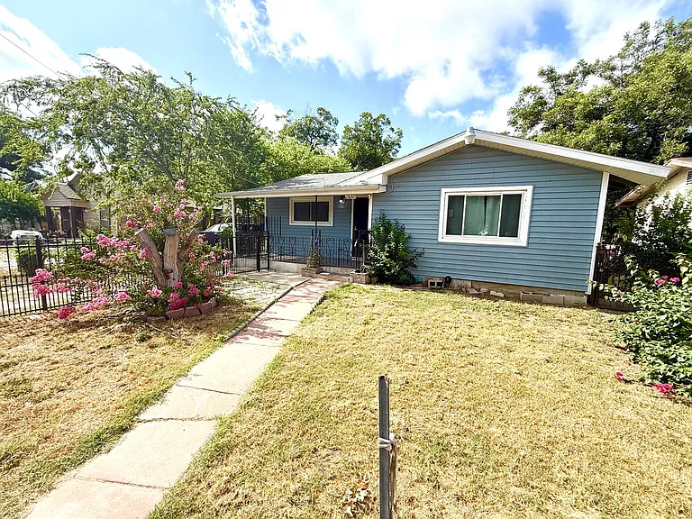 1820 W Southcross Blvd — Photo 17