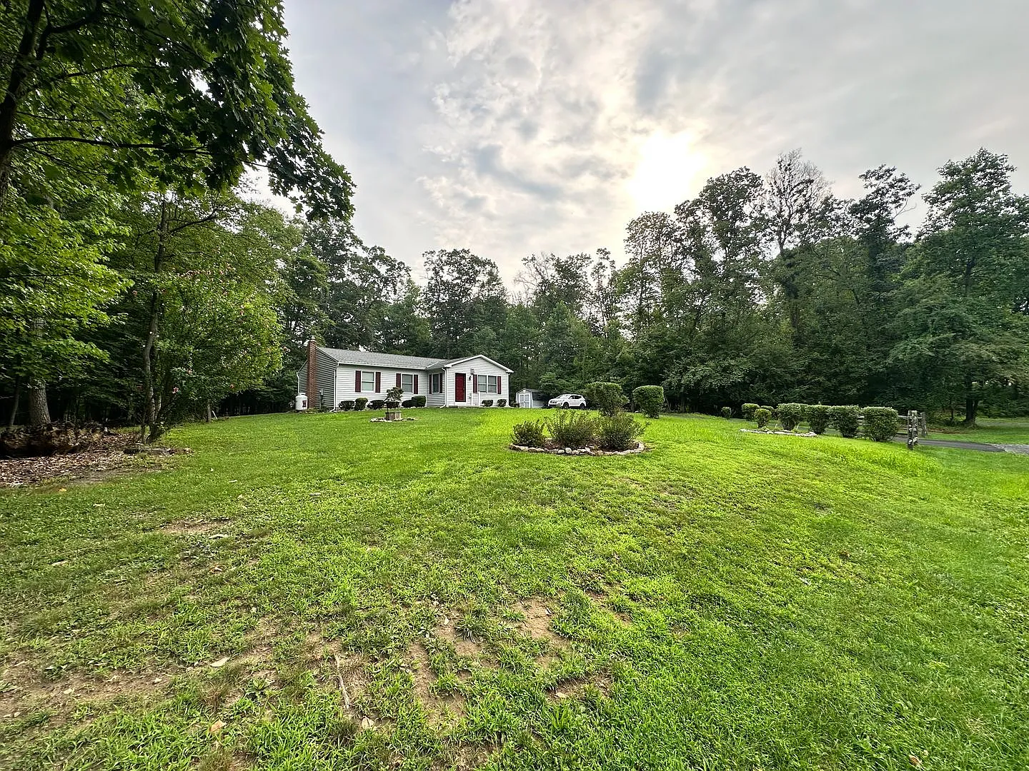 Spacious 3-Bedroom Single-Family Home on Over 1 Acre in Blandon — Photo 4