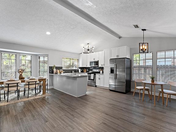3rd image of 17 S Greenbud Ct