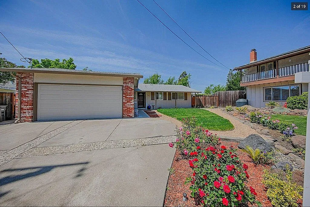 3 bed, 1276 sqft, $4,000 — Photo 1