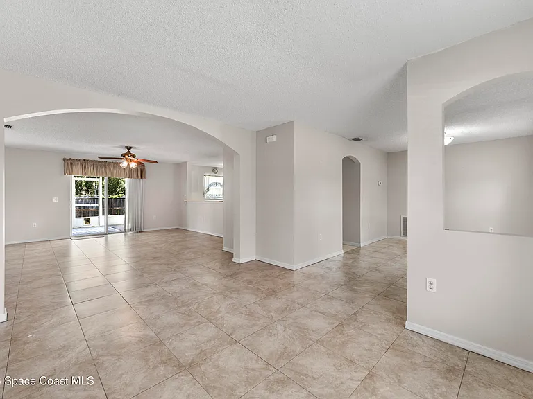 1324 Mandys Ct — Photo 6
