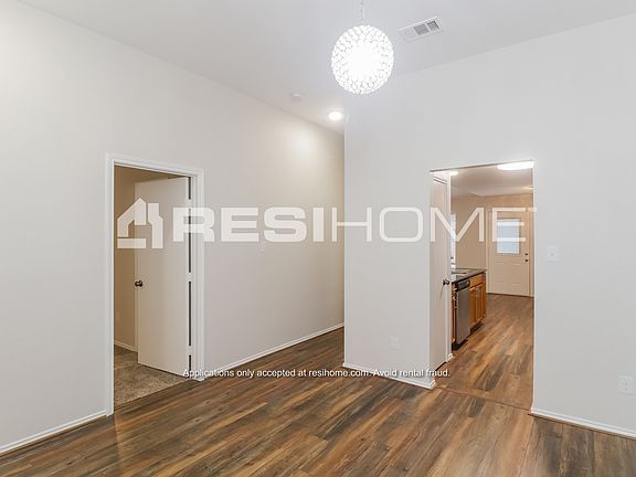 4th image of 624 Delphinium Dr