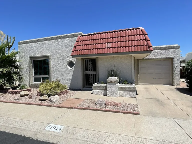 1014 E Michelle Dr — Photo 1