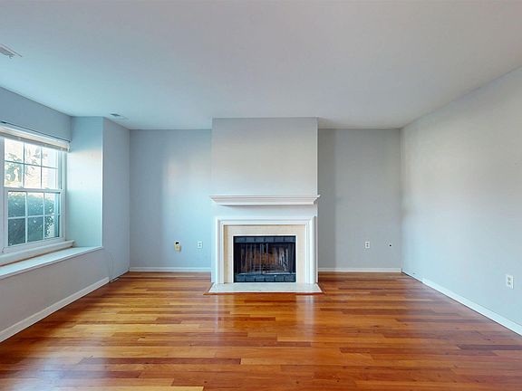 4th image of 630 E Chancery Ln #3