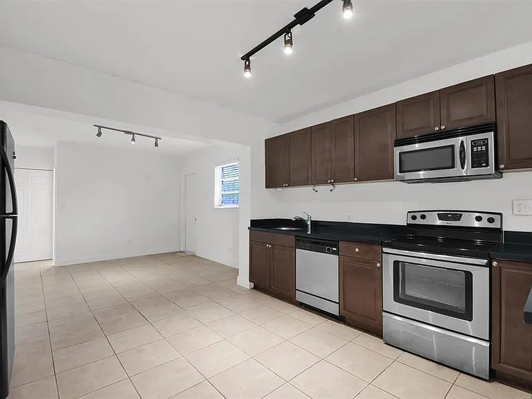 1116 S 17th Ave — Photo 2