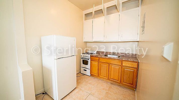 1st image of 27-16 Hoyt Ave S #3R