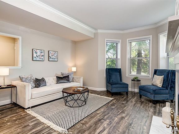 3rd image of 4250 Lindell Blvd #101