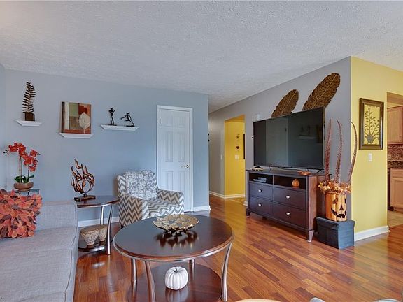 3rd image of 35505 Dewey Dr