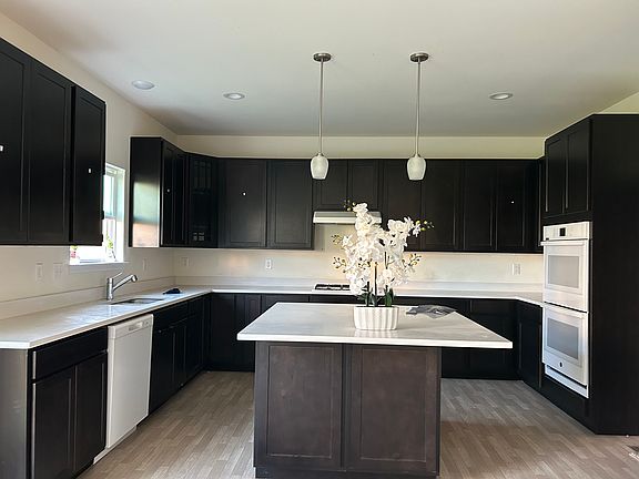 Luxiery Kitchen , quartz counter tops, big iland, 2 ovens on side, Gas ,