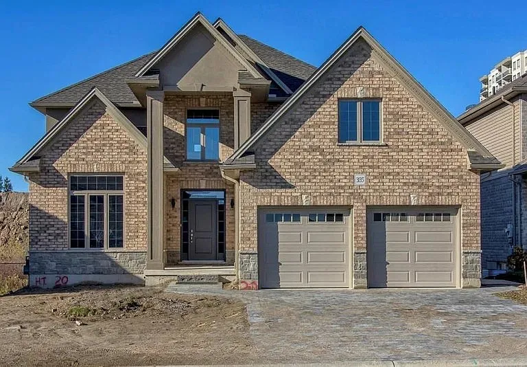 3135 Pincombe Dr — Photo 1