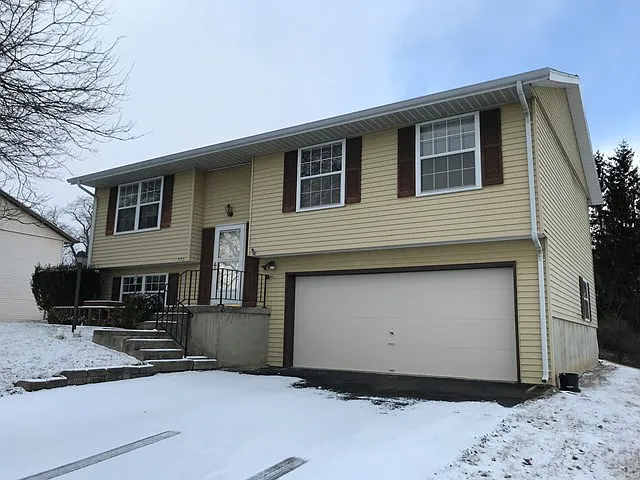 330 Meadowbrook Pkwy E photo 1