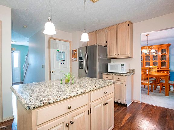 3rd image of 434 Sugarbush Cir